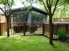 Beautiful Oak Cabin at Finlake Resort & Spa in Devon