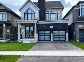 Brand New 4 bedroom Villa by Hamilton Airport!，位于汉密尔顿的酒店