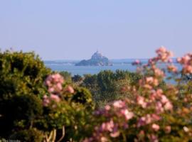 Suite Napoléon 3, vue Mont St Michel, avec balcon，位于圣让莱托马的酒店