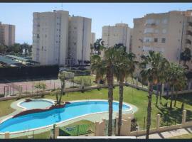 Apartamento segunda línea de playa con piscina，位于厄尔·阿尔特的酒店