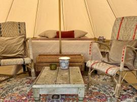 Chambre au jardin Tente de charme，位于&Eacute;guzon-Chant&ocirc;me的豪华帐篷