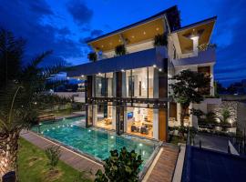 Luxury retreat VILLA near HCM w private pool，位于Bùi Tiếng的别墅