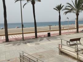 Almeria playa Zapillo，位于阿尔么丽亚的带停车场的酒店