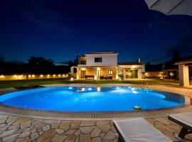 Villa Black White Dassia，位于达西亚的酒店