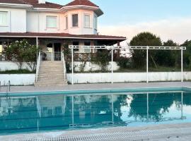 VILLA with Pool in Tekirdag- Istanbul，位于泰基尔达的酒店