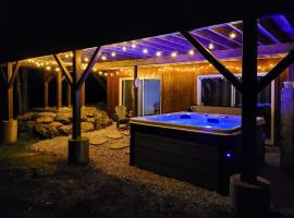 Cozy chalet with Pool and Spa，位于Grenville-sur-la-Rouge的酒店