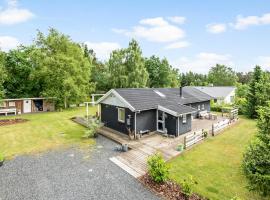 Amazing Home In Rønde With Wifi，位于伦德的酒店
