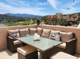 Ático esquinero con preciosas vistas al Valle del Este Golf con piscina comunitaria!