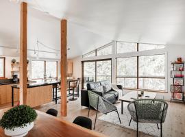 Modern Lakefront Cabin in the Laurentians，位于Saint Adolphe D'Howard的酒店