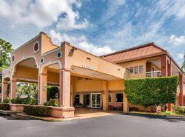 Quality Inn Sarasota North Near Lido Key Beach，位于萨拉索塔萨拉索塔-布雷登顿国际机场 - SRQ附近的酒店
