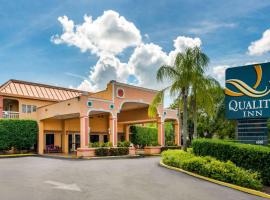 Quality Inn Sarasota North Near Lido Key Beach，位于萨拉索塔的酒店