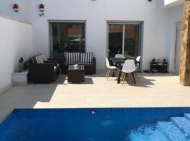 Luxury Villa Torrevieja With Swimmingpool，位于托雷维耶哈的酒店