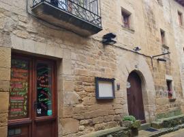 Bar Restaurante Albergue de Uncastillo，位于安卡斯提洛的青旅