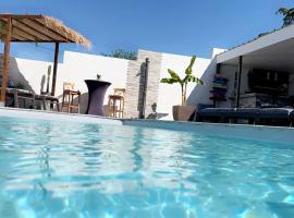 Charmant studio au calme avec piscine，位于Lespignan的酒店