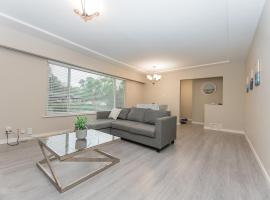 Burnaby Metrotown 3 bedroom upstairs，位于伯纳比的酒店