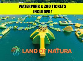Natura Treescape Resort，位于威斯康星戴尔的带停车场的酒店