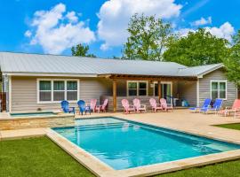 Private Pool & Hot Tub! Charming Hill Country Home Minutes to Wineries/Shops!，位于约翰逊城的酒店