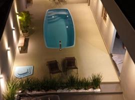 casa inteira com 3 suites e área de lazer，位于德尔菲诺波利斯的酒店