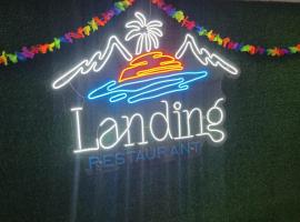 The Landing Hotel And Restaurant，位于莫约加尔帕的酒店