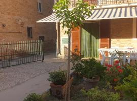 Casa con cortile privato estate a Porto San Giorgio，位于波尔图圣乔治的酒店