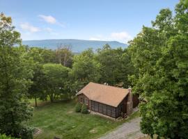 Shenandoah dog friendly cabin with river access, hot tub, fire pit, BBQ, outdoor dining，位于仙纳度的酒店