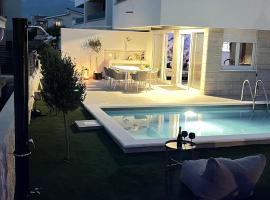 Luxury apartment Black Pearl Beluga with private Pool and Jacuzzi，位于诺瓦利娅的带按摩浴缸的酒店