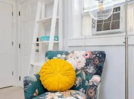 Be A Nomad - Stylish studio steps from the ocean!