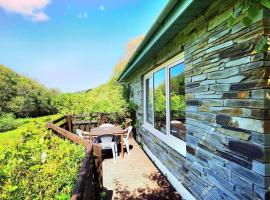 Kallowen Cottage at Crackington Haven, near Bude and Boscastle, Cornwall，位于布德的度假屋