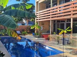 Brisbane 1960s Pool House - hosted bed and breakfast，位于布里斯班的酒店