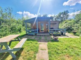 Beautiful Wooden tiny house, Glamping cabin with hot tub 2，位于Tuxford的酒店
