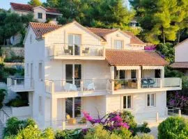 VILLA PHILIPPA - idyllic location, first row to the sea - incredible view of the sea bay - old money style mansion - VIP airport shuttle - free parking - BURALUX properties