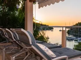 VILLA PHILIPPA - luxurious five-room villa - idyllic location - first row to the sea - spectacular view of the sea bay - unforgettable sunsets - 15 minutes from Supetar ferry port - free parking - private pool