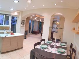 A1 Elegant Vouliagmeni apt in a Unique Spot，位于雅典的酒店