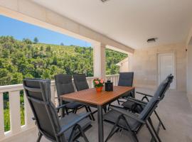 Nice Home In Pucisca With Jacuzzi，位于普契什查的酒店