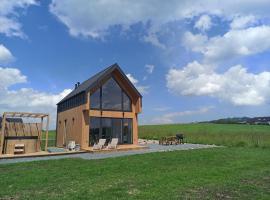 Zielone Wzgórze komfortowy klimatyzowany domek z balią z aeromasażem，位于克沃兹科的酒店