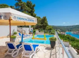 Cozy Apartment In Pucisca With Wifi