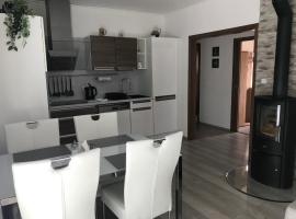 Příjemný apartmán Křoví v rodinném domku se sdíleným bazénem, terasou a zahradou，位于Křoví的酒店