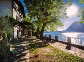 Secluded Cottage front Lake with BOAT