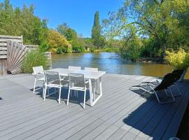 Time 2 Relax chalet aan het water，位于赫尔的酒店