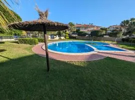 Disfruta de la playa y piscina, acogedora casa