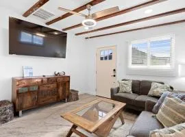 Featherlight Cottage with BBQ and Hot Tub in Downtown Phoenix