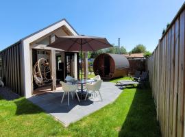 Tiny Zen House in Heinkenszand with private sauna, airco, outdoor swimming pool, WiFi and 2 bedrooms，位于heinkenszand的木屋