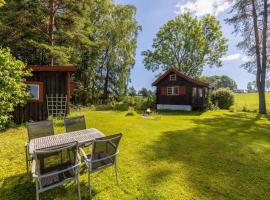 Koselig hytte på eget tun med varmtvanns utedusj，位于Ås的酒店