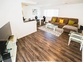 Chic 1-Bedroom with Dinning area in Central Location Close to Downtown with Free Parking