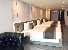 LION 9 HOTEL，位于芹苴的带停车场的酒店