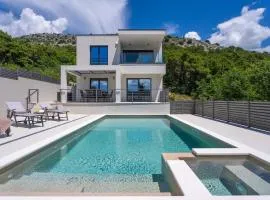 NEW Hillside Villa Paradise with Heated pool, Gym, Fun zone