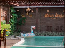 Dalem Jongke by Ubu Villa - 9 Bedrooms Villa in Yogyakarta，位于斯勒曼的酒店