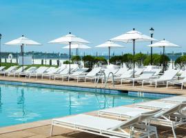 Newport Harbor Island Resort，位于纽波特的酒店