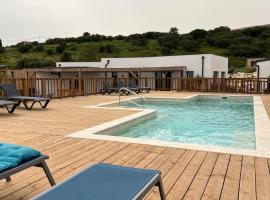 Camping les lodges du lagon，位于卡勒维松的酒店