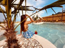 Amo Golden Suites，位于克里斯阿穆迪亚的带泳池的酒店